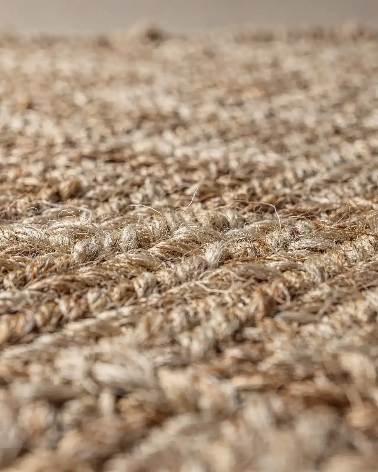 Macro de una alfombra de sisal natural tejida, con luz rasante