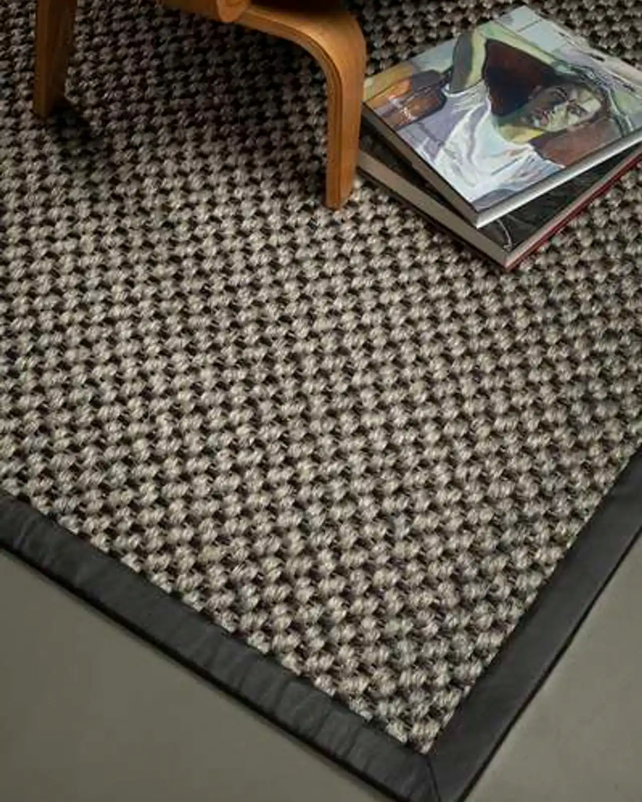 Alfombra de sisal natural Togo en un salón luminoso
